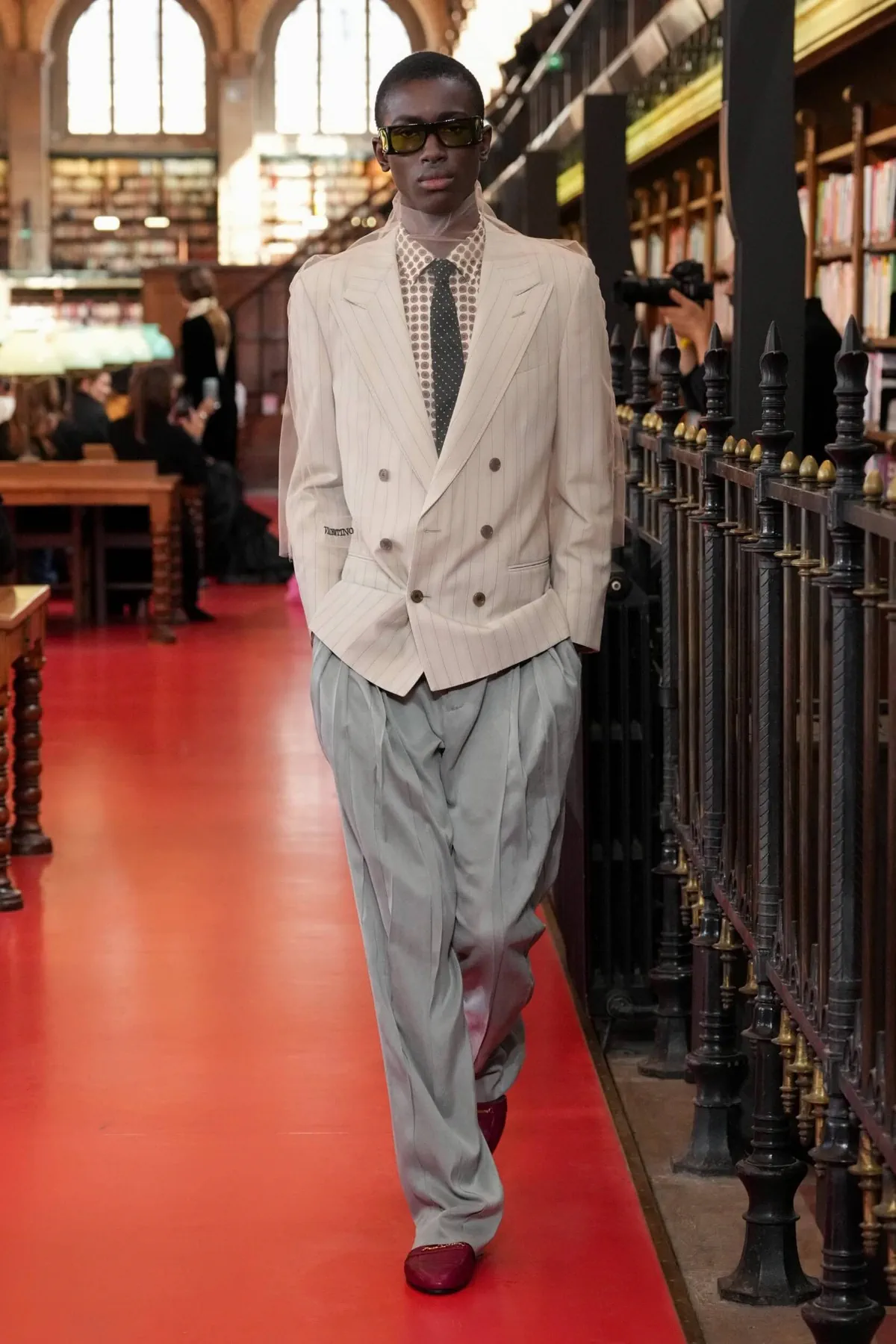 Valentino printemps 2027, l'élégance boutonnée de travers d'Alessandro Michele