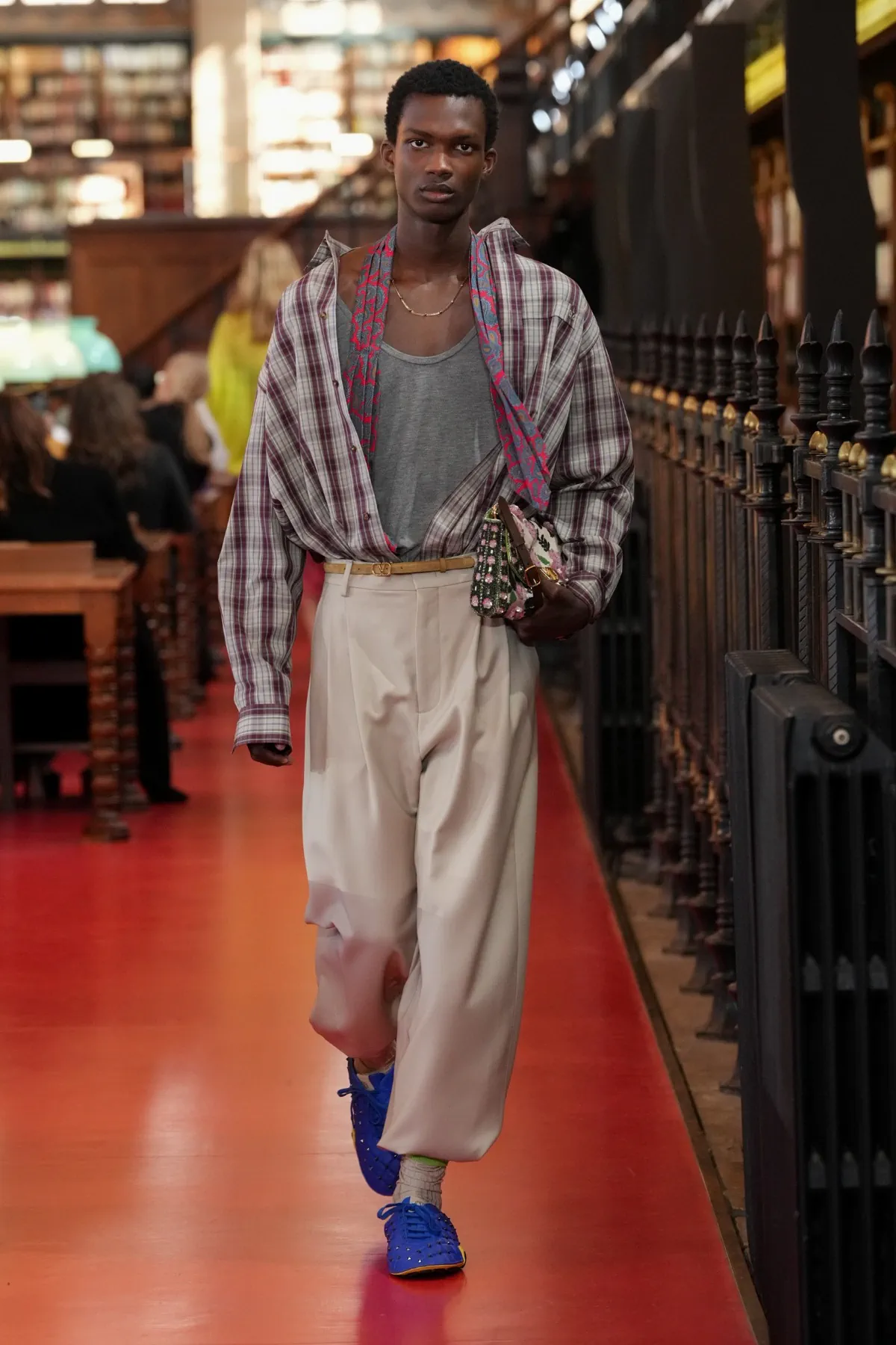 Valentino printemps 2027, l'élégance boutonnée de travers d'Alessandro Michele