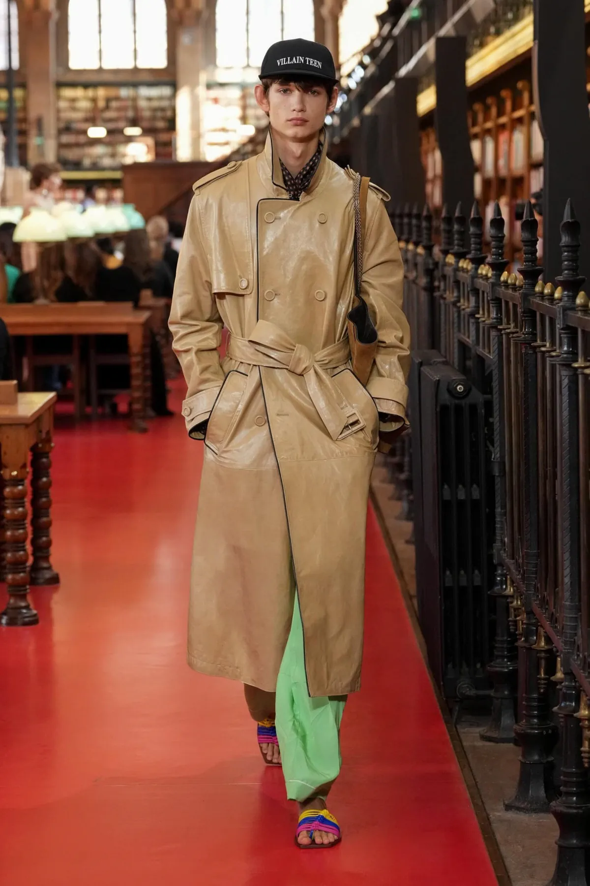 Valentino printemps 2027, l'élégance boutonnée de travers d'Alessandro Michele