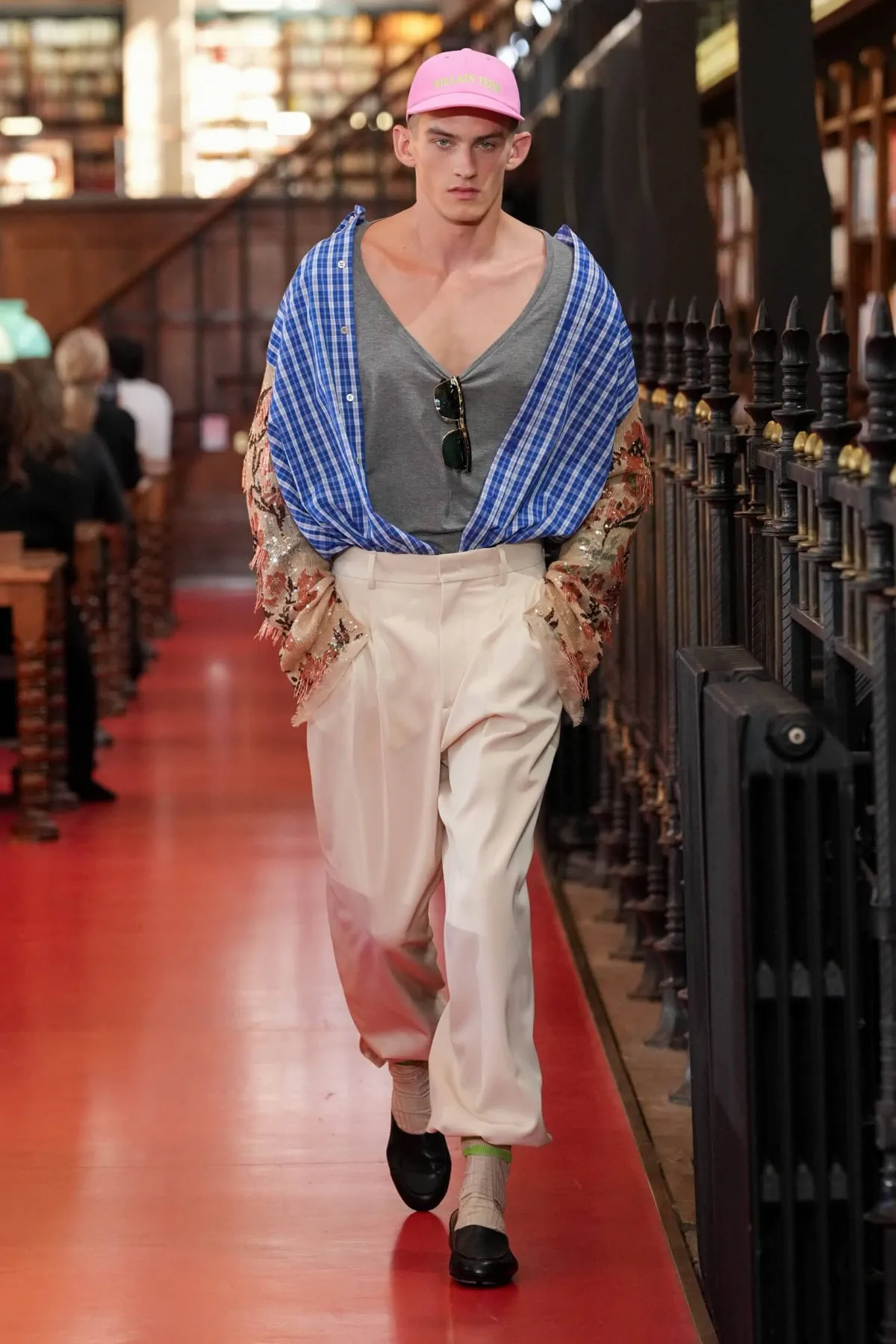 Valentino printemps 2027, l'élégance boutonnée de travers d'Alessandro Michele