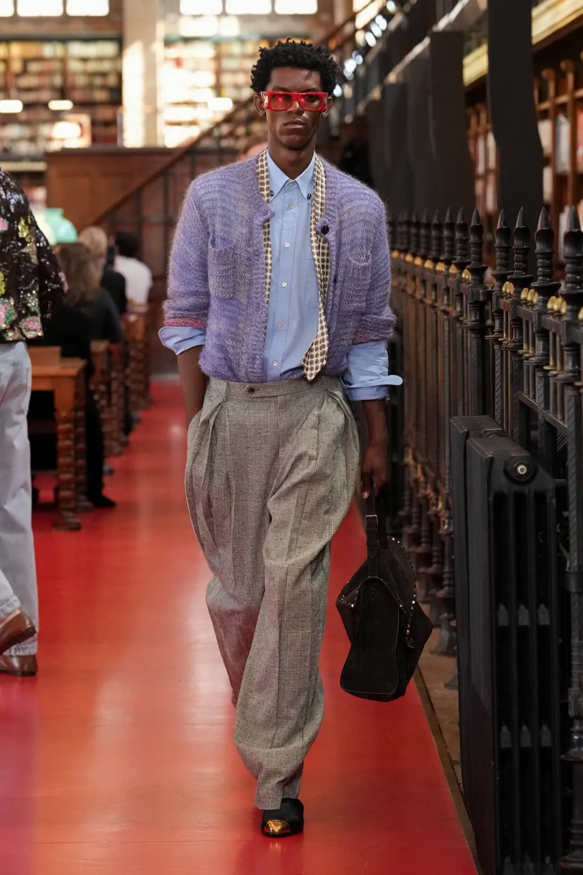 Valentino printemps 2027, l'élégance boutonnée de travers d'Alessandro Michele