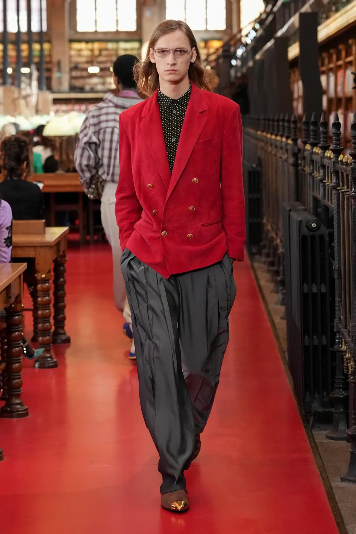 Valentino printemps 2027, l'élégance boutonnée de travers d'Alessandro Michele