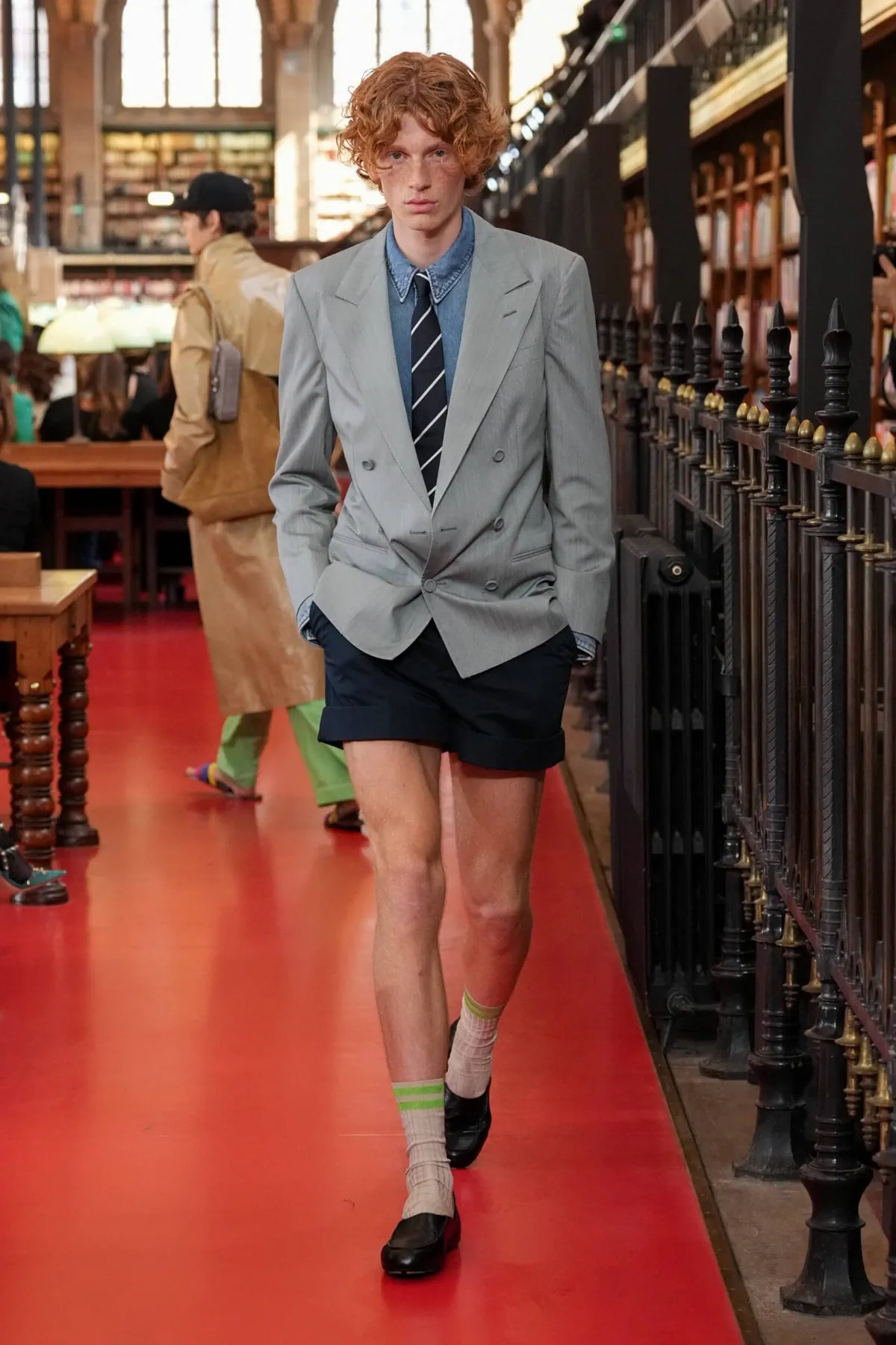 Valentino printemps 2027, l'élégance boutonnée de travers d'Alessandro Michele