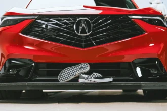 Vans et le rider de BMX Coco Zurita signent une Authentic foudroyante et une SUV Acura ADX « CZ-77 Concept »