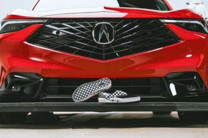 Vans et le rider de BMX Coco Zurita signent une Authentic foudroyante et une SUV Acura ADX « CZ-77 Concept »