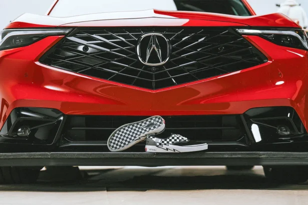 Vans et le rider de BMX Coco Zurita signent une Authentic foudroyante et une SUV Acura ADX « CZ-77 Concept »