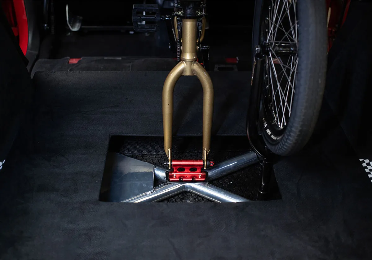 Vans x Coco Zurita Acura ADX CZ 77 Concept 2 Vans et le rider de BMX Coco Zurita signent une Authentic foudroyante et une SUV Acura ADX « CZ-77 Concept »