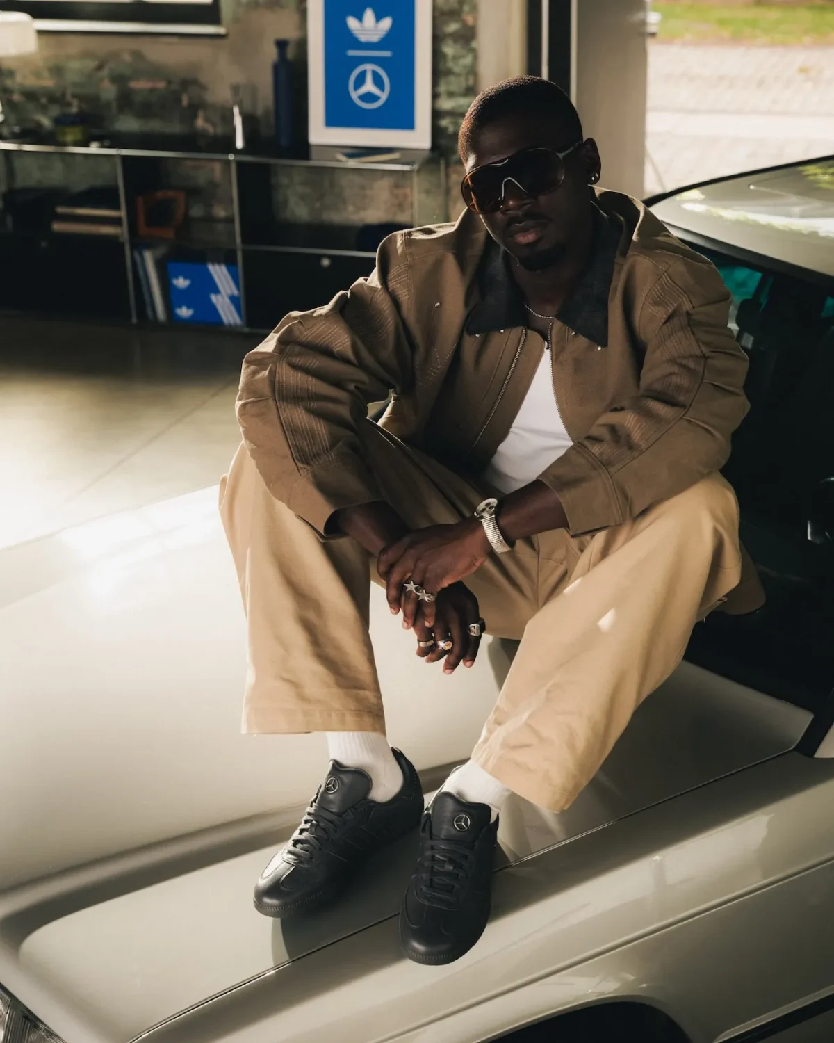 L’adidas Samba OG x Mercedes-Benz, la sellerie de la Classe S s’invite à la cheville