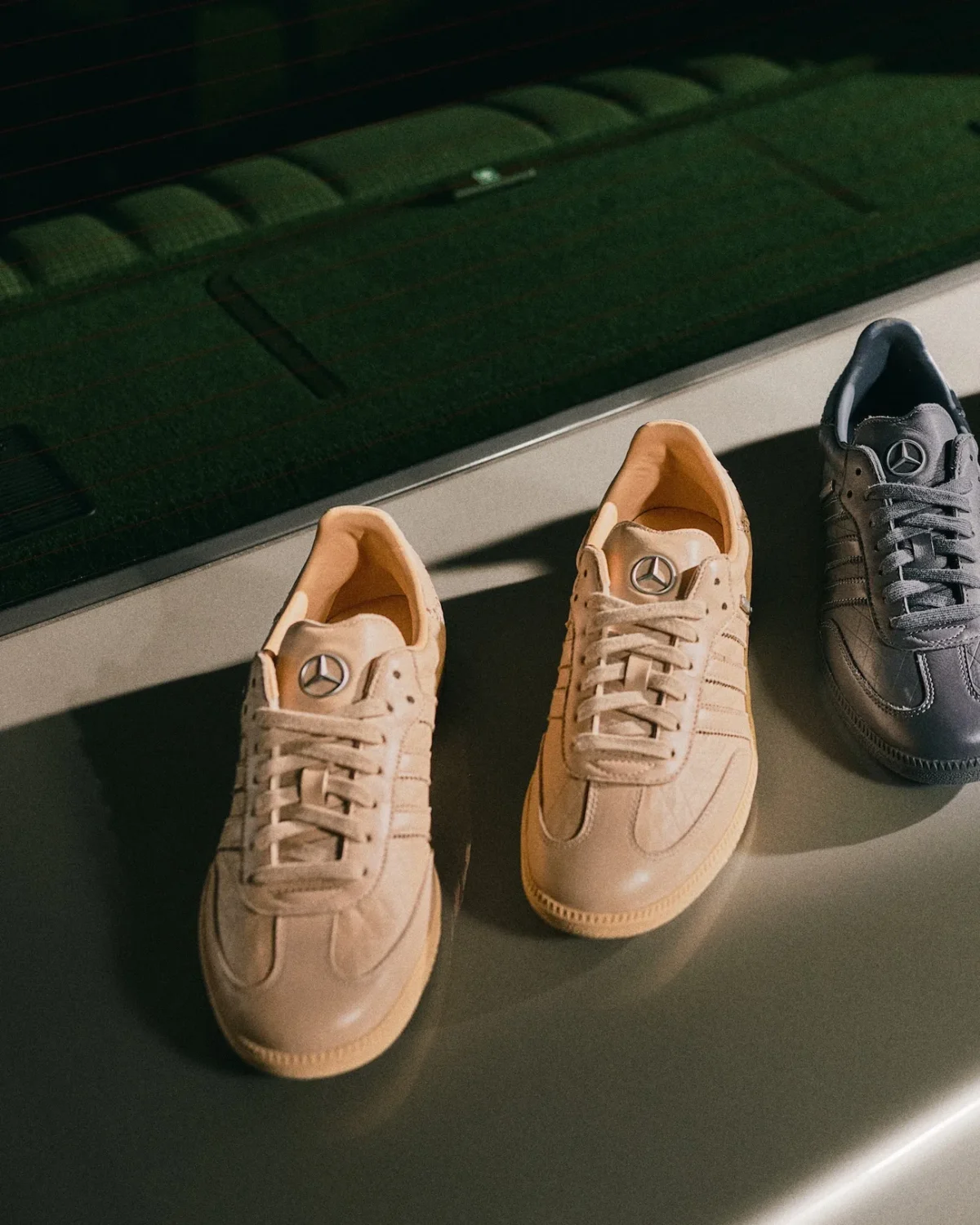 L’adidas Samba OG x Mercedes-Benz, la sellerie de la Classe S s’invite à la cheville