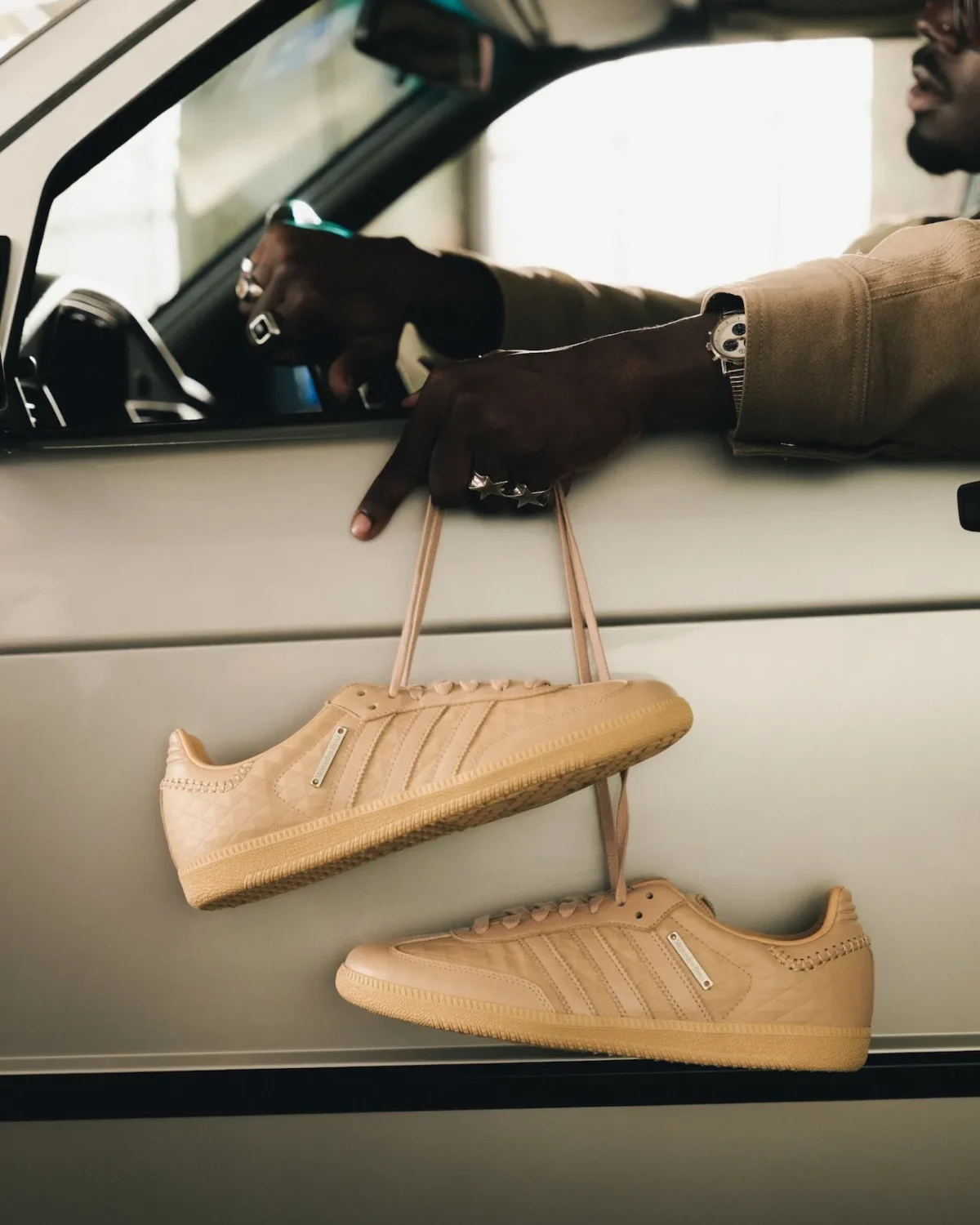 L’adidas Samba OG x Mercedes-Benz, la sellerie de la Classe S s’invite à la cheville