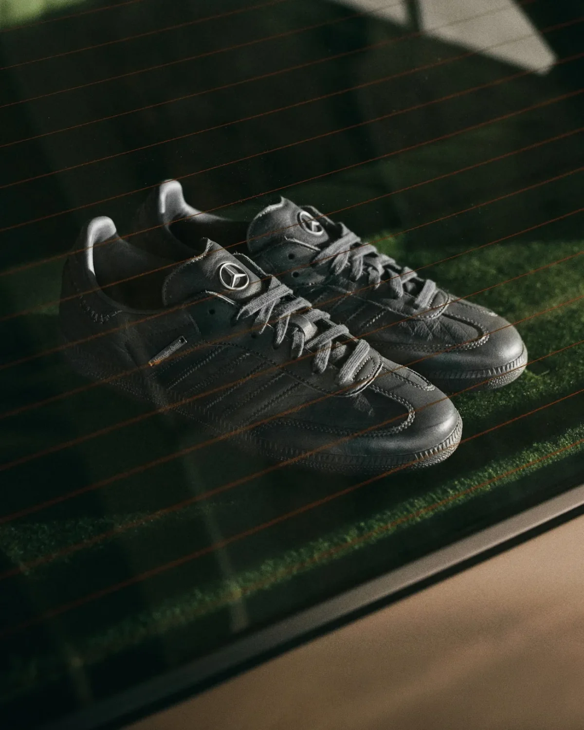 L’adidas Samba OG x Mercedes-Benz, la sellerie de la Classe S s’invite à la cheville