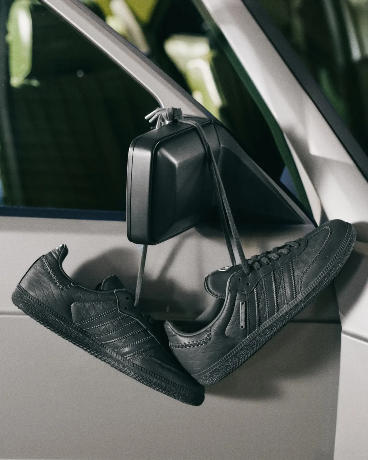 L’adidas Samba OG x Mercedes-Benz, la sellerie de la Classe S s’invite à la cheville