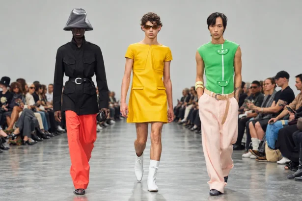 Chez Courrèges, pour le printemps 2027, Drew Henry desserre les lignes et libère la couleur