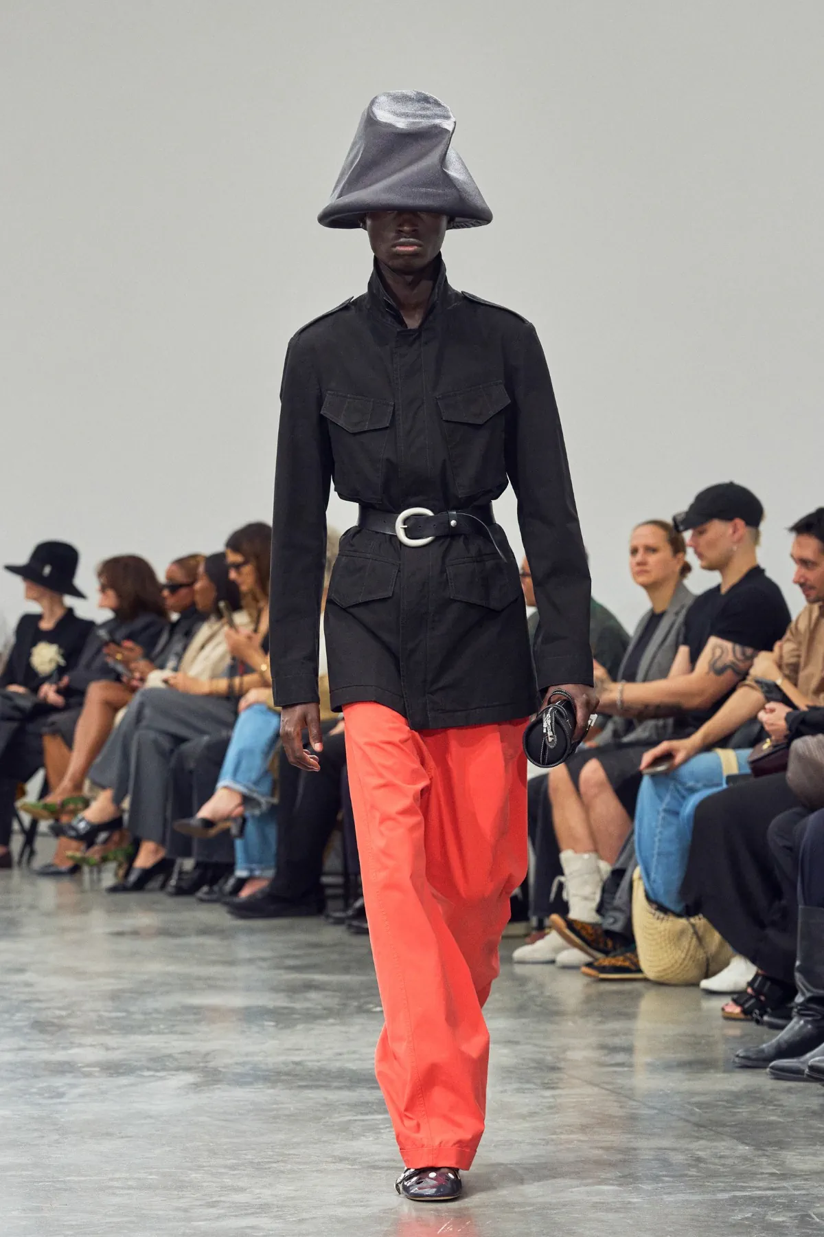courreges Spring Summer 2027 Paris Fashion Week 7 Chez Courrèges, pour le printemps 2027, Drew Henry desserre les lignes et libère la couleur